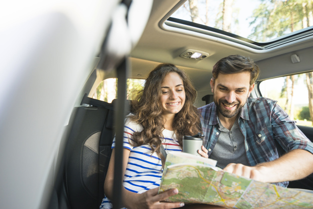 touriste dans une voiture de location à saint pierre